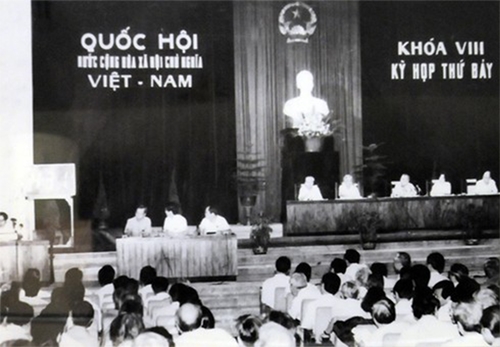 Ngày 30-6-1990, Quốc hội Việt Nam khóa VIII thông qua Luật Công đoàn